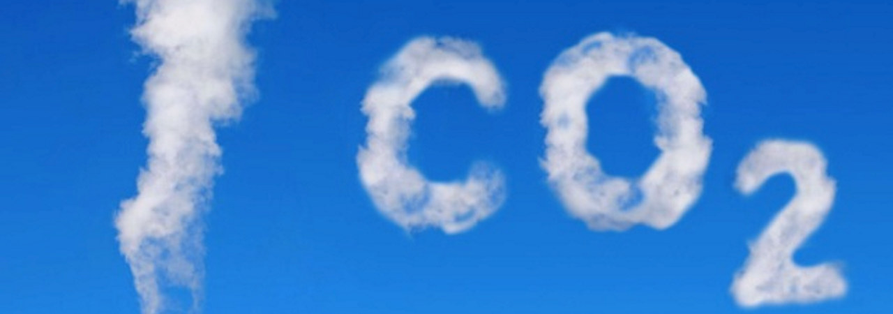CO2-sky på blå himmel