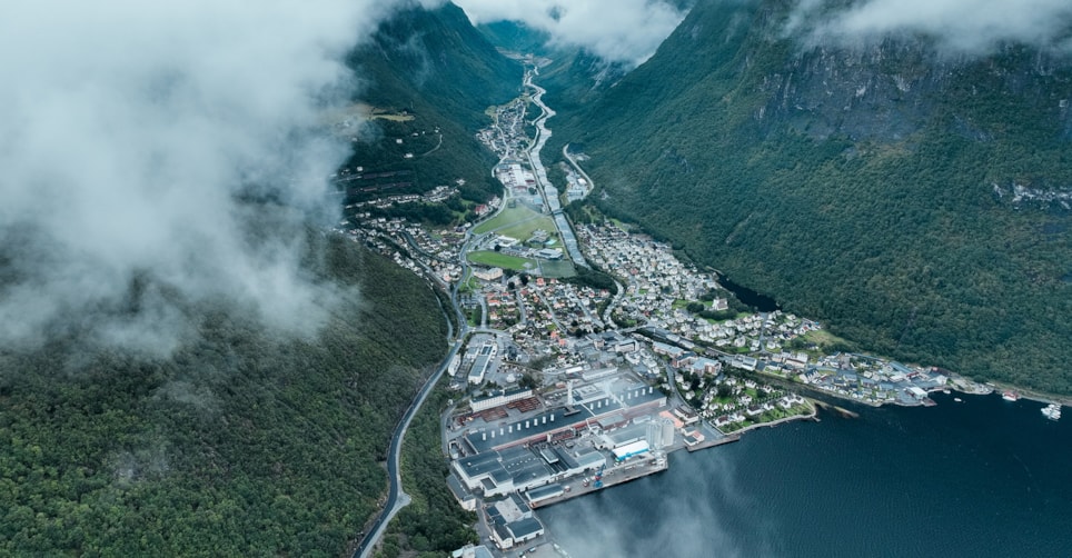 Industriområde ved en fjord