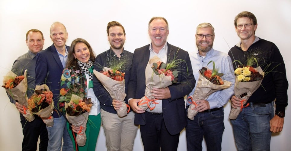 En gruppe mennesker med blomsterbuketter