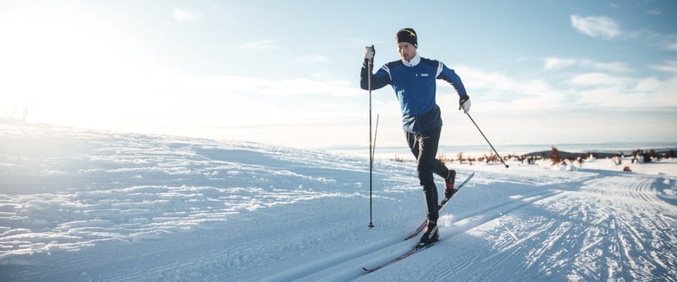 Mann på ski på fjellet