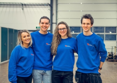 På besøk hos Tronrud Engineering på Hønefoss! F.v.: Hanna Martine, kjæresten Anders (som var så nysgjerrig at han bare måtte være med), industrimekanikerlærling Cecilie og automasjonslærling Ole-Henrik.