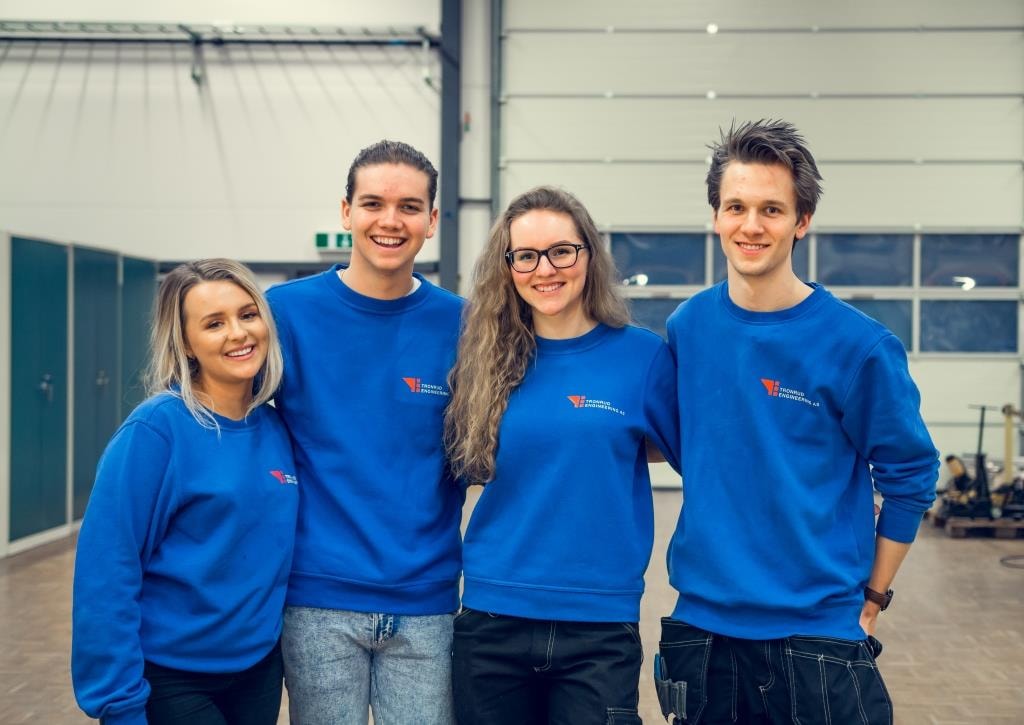 På besøk hos Tronrud Engineering på Hønefoss! F.v.: Hanna Martine, kjæresten Anders (som var så nysgjerrig at han bare måtte være med), industrimekanikerlærling Cecilie og automasjonslærling Ole-Henrik.