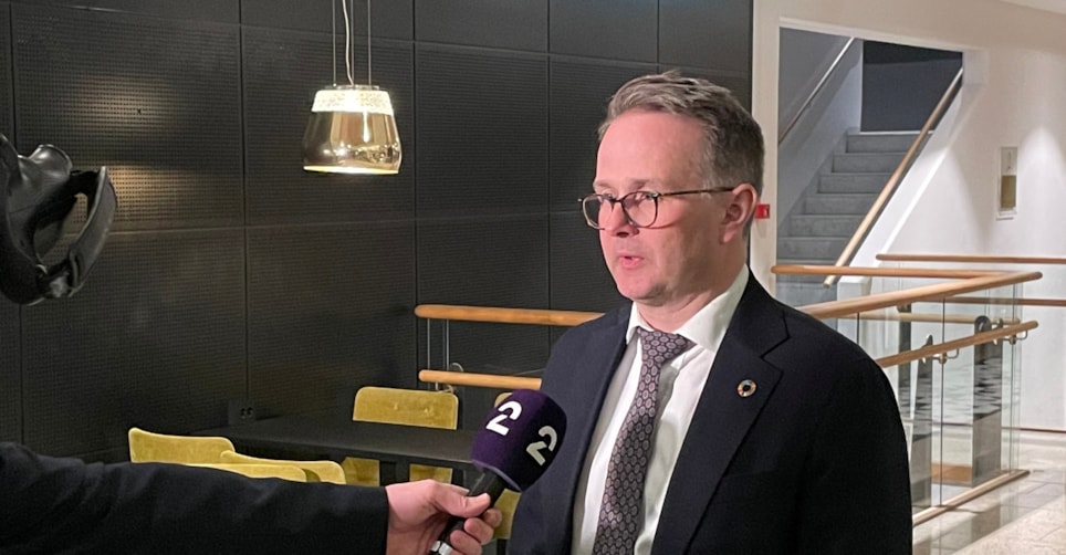 Mann som intervjues av TV-kanal